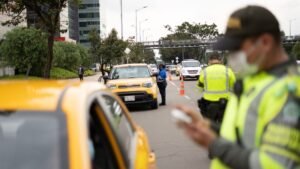 ¿Taxistas fumando mientras conducen? Esta conducta puede acarrear multas en Colombia